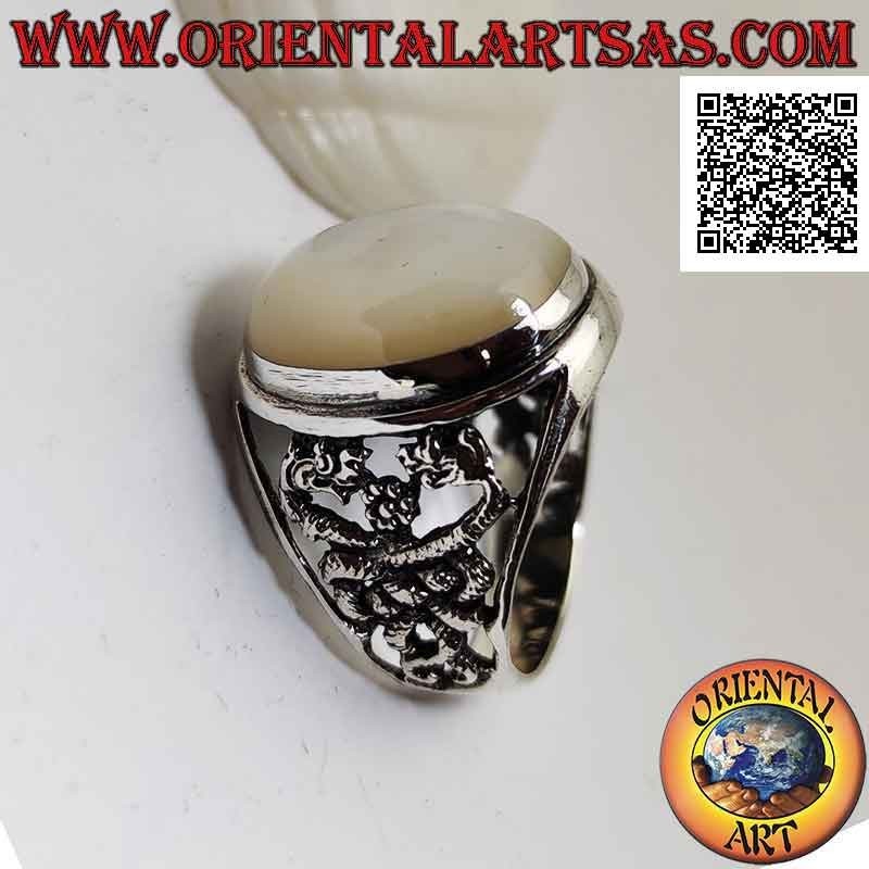 Anillo de plata con cabujón ovalado de nácar y doble dragón entrelazados sobre un fondo perforado en los laterales