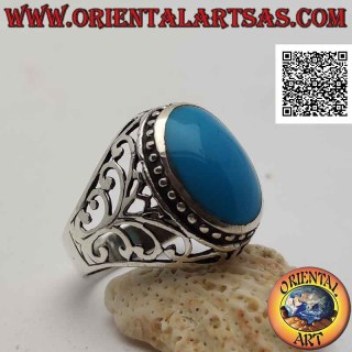Anello in argento con turchese ovale cabochon contornato da puntini e decorazione barocca traforata sui lati