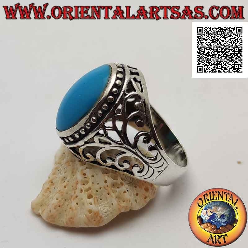 Bague en argent avec cabochon ovale turquoise entouré de points et décor baroque perforé sur les côtés