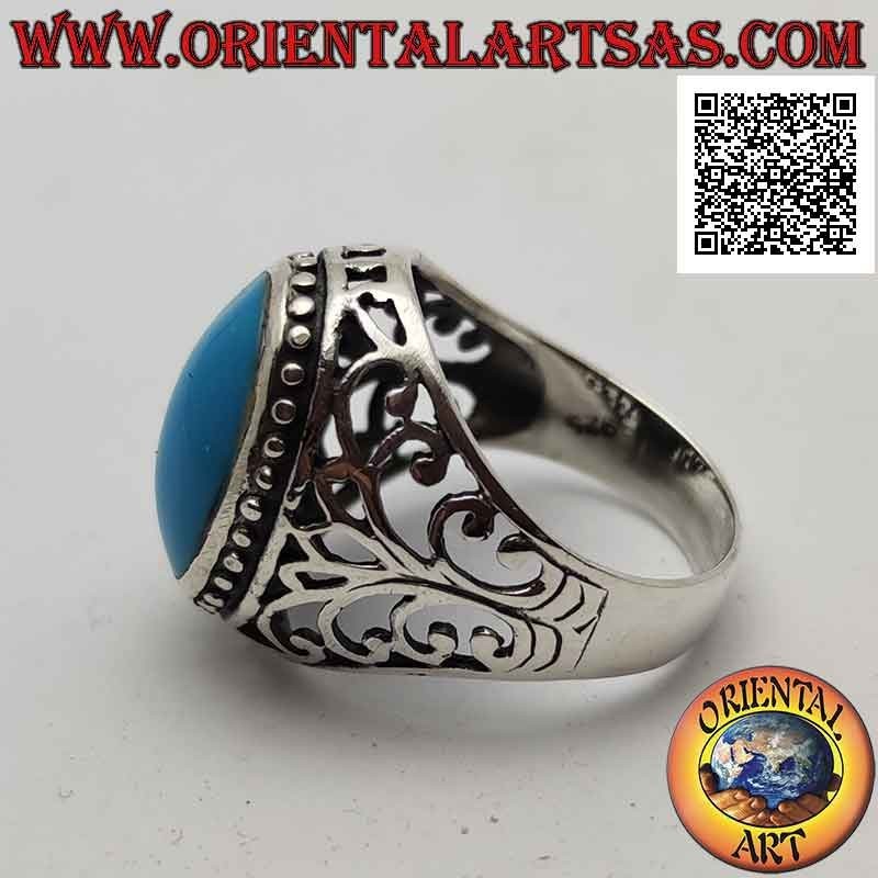 Anillo de plata con cabujón ovalado turquesa rodeado de lunares y decoración barroca perforada en los laterales