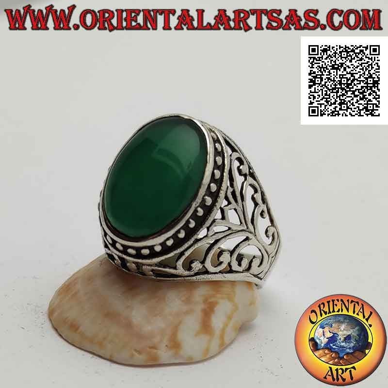 Anello in argento con agata verde ovale cabochon contornata da puntini e decorazione barocca traforata sui lati