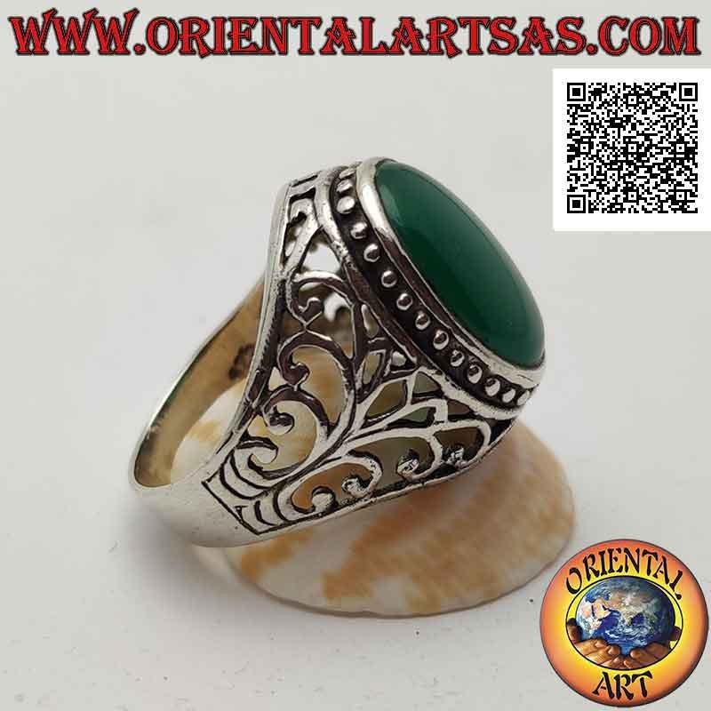 Anello in argento con agata verde ovale cabochon contornata da puntini e decorazione barocca traforata sui lati