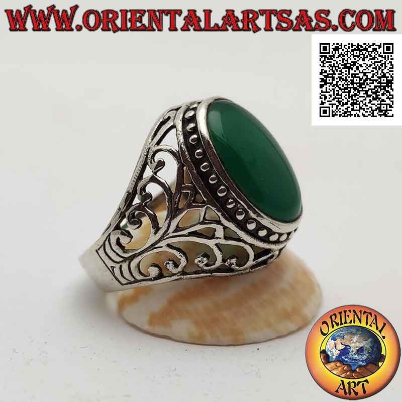 Bague en argent avec cabochon ovale agate verte entourée de points et décor baroque ajouré sur les côtés