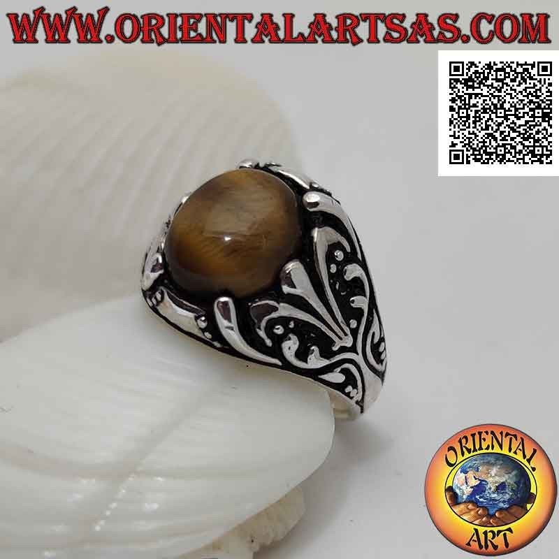 Anillo de plata con ojo de tigre ovalado cabujón engastado con decoración floral con lirio en los laterales