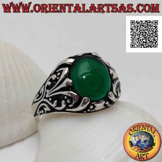 Anillo de plata con cabujón ovalado de ágata verde engastado con decoración floral con lirio en los laterales
