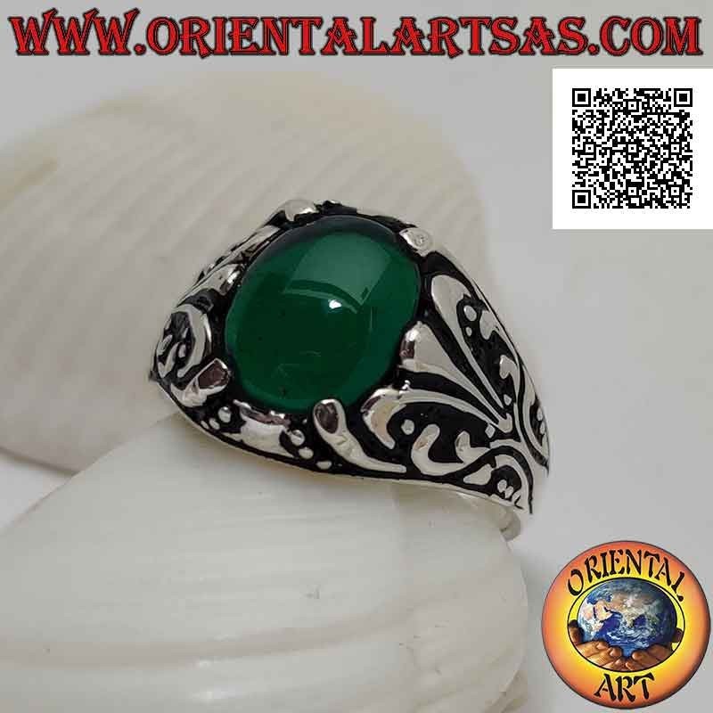 Anello in argento con agata verde ovale cabochon incastonato da decorazione floreale con giglio sui lati
