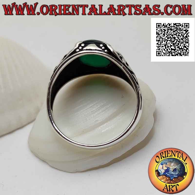 Anillo de plata con cabujón ovalado de ágata verde engastado con decoración floral con lirio en los laterales