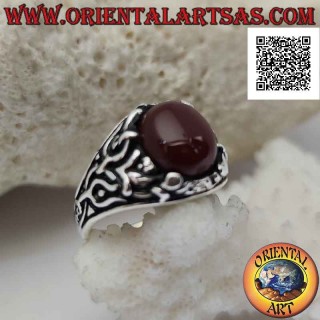 Bague en argent avec cornaline cabochon ovale sertie d'un décor floral sur les côtés