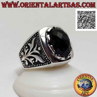 Anillo de plata con ónix cabujón ovalado facetado y planta trepadora en bajorrelieve a los lados