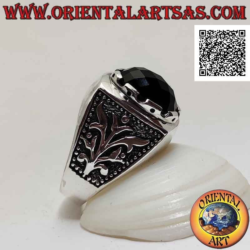 Anello in argento con onice ovale cabochon sfaccettata incastonata e pianta rampicante in bassorilievo sui lati