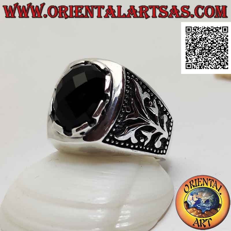 Silberring mit facettiertem ovalem Cabochon-Onyx und Kletterpflanze im Basrelief an den Seiten
