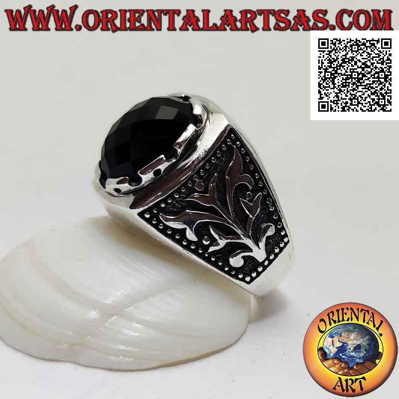 Bague en argent avec cabochon ovale onyx facetté et plante grimpante en bas-relief sur les côtés