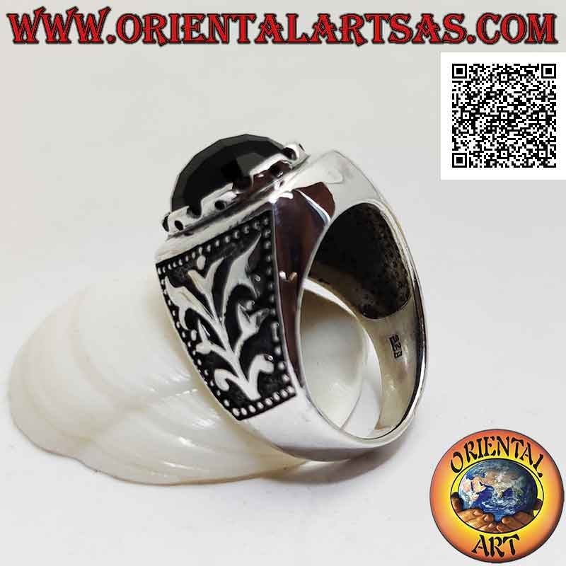 Anello in argento con onice ovale cabochon sfaccettata incastonata e pianta rampicante in bassorilievo sui lati