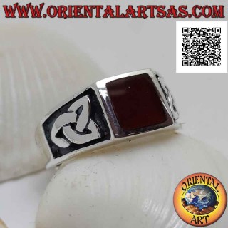 Bague en argent avec cornaline carrée au ras du bord et triquetra en bas-relief sur les côtés
