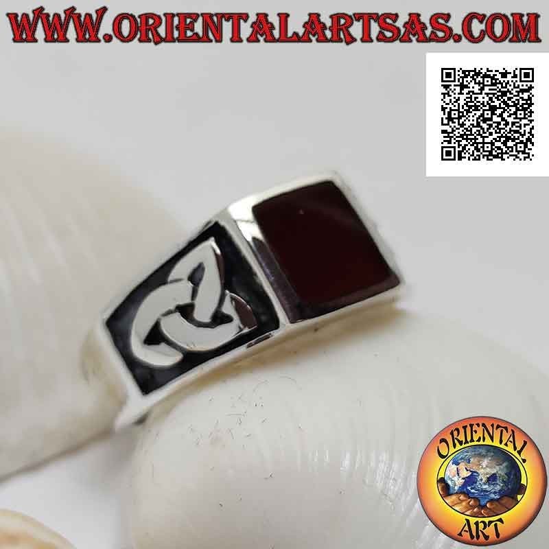 Silberring mit quadratischem Karneol bündig mit der Kante und Basrelief-Triquetra an den Seiten