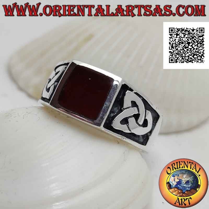 Silberring mit quadratischem Karneol bündig mit der Kante und Basrelief-Triquetra an den Seiten