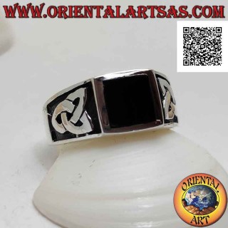 Silberring mit quadratischem Onyx bündig mit der Kante und Basrelief-Triquetra an den Seiten
