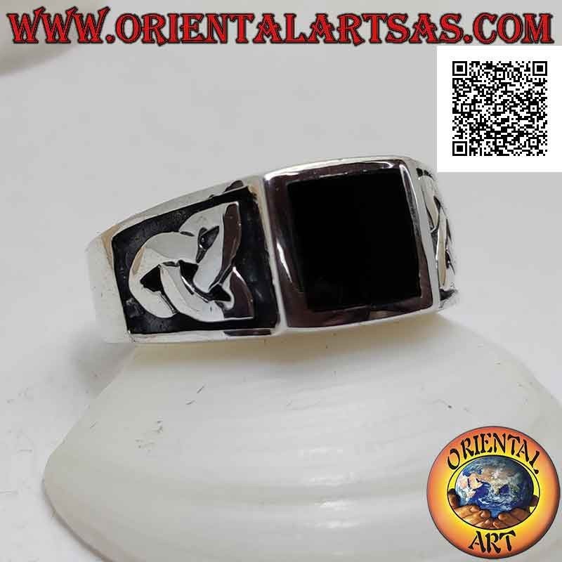 Anello in argento con onice quadrata a filo bordo e triquetra in bassorilievo sui lati