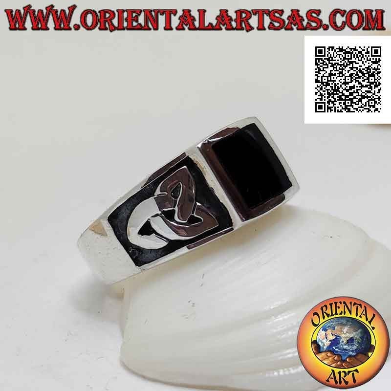 Bague en argent avec onyx carré au ras du bord et triquetra en bas-relief sur les côtés