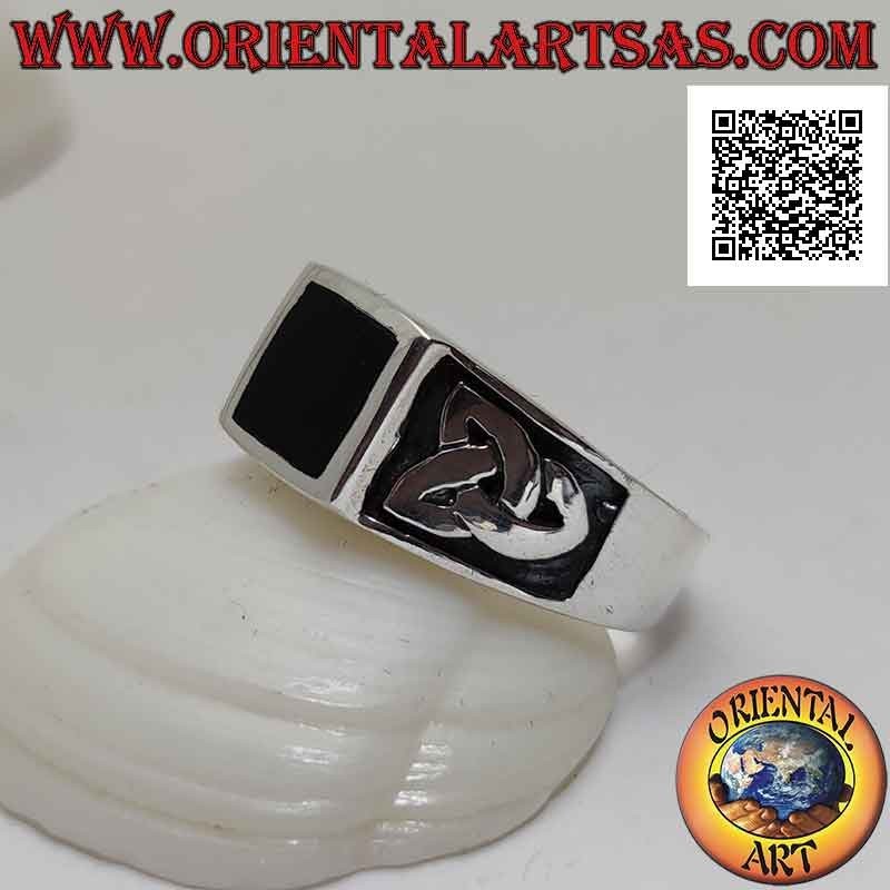 Bague en argent avec onyx carré au ras du bord et triquetra en bas-relief sur les côtés