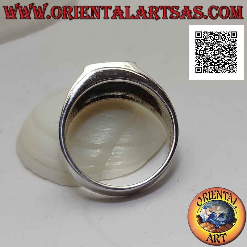 Anillo de plata con ónix cuadrado a ras del borde y triquetra en bajorrelieve en los laterales
