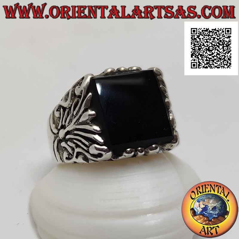 Bague en argent massif avec onyx carré plat en saillie et décorations florales gravées sur les côtés