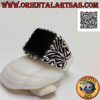Anillo de plata maciza con ónix cuadrado plano que sobresale y decoraciones florales grabadas en los lados