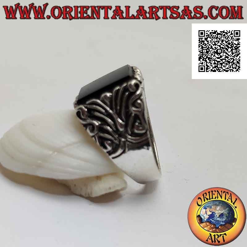 Massiver Silberring mit flachem, hervorstehendem quadratischem Onyx und seitlich eingravierten Blumendekorationen
