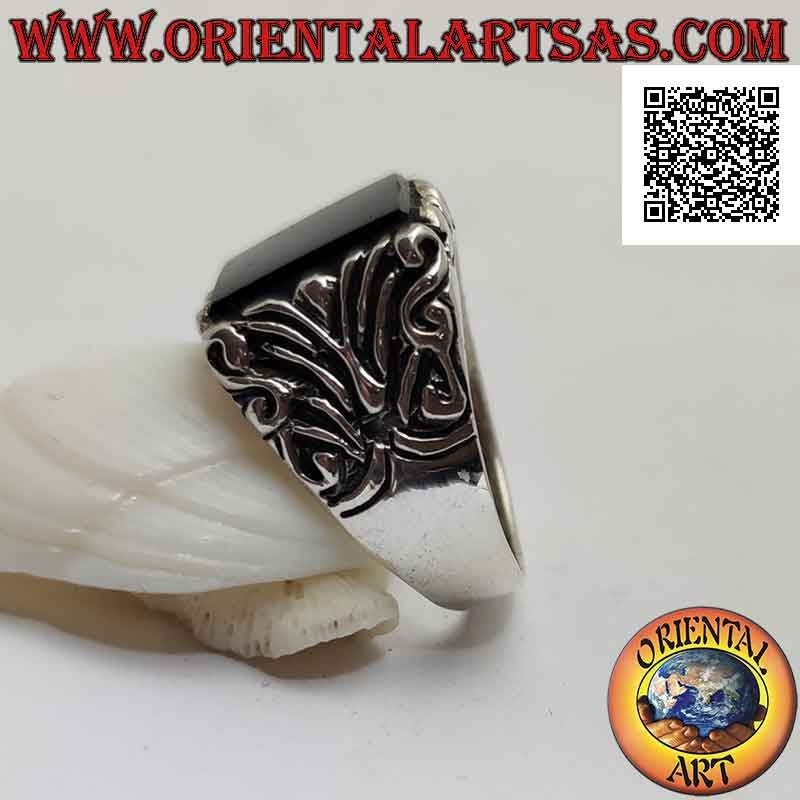 Anello in argento massiccio con onice quadrata piatta sporgente e decorazioni floreali incise sui lati