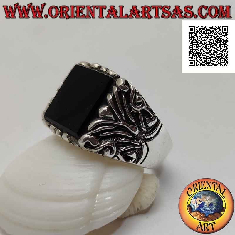 Bague en argent massif avec onyx carré plat en saillie et décorations florales gravées sur les côtés
