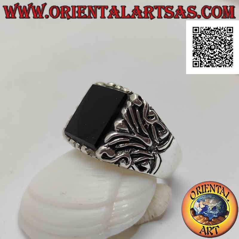 Massiver Silberring mit flachem, hervorstehendem quadratischem Onyx und seitlich eingravierten Blumendekorationen