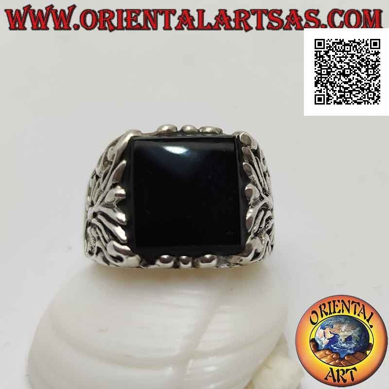 Massiver Silberring mit flachem, hervorstehendem quadratischem Onyx und seitlich eingravierten Blumendekorationen