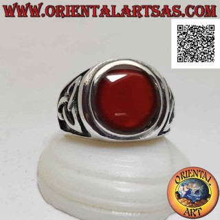 Anello in argento con corniola tonda a filo bordo rialzato e triquetra in bassorilievo sui lati