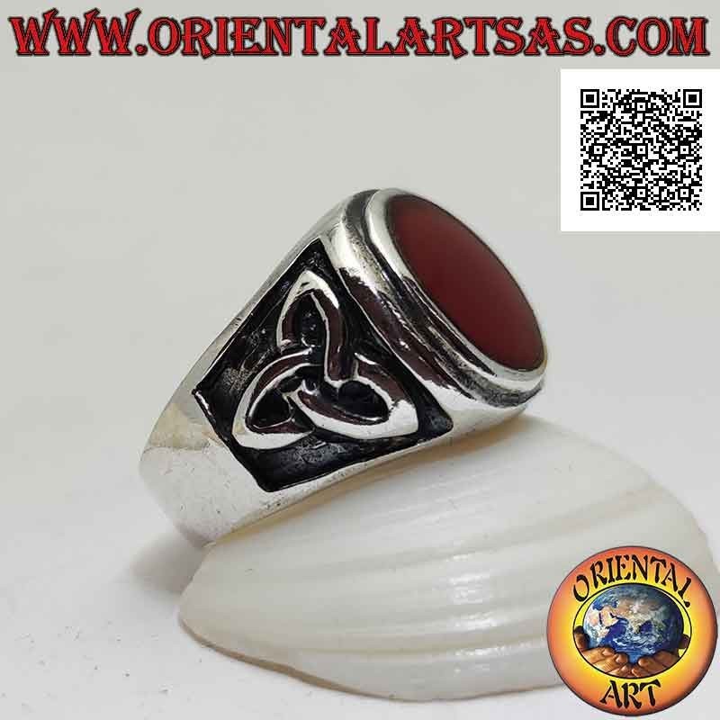 Anillo de plata con cornalina redonda a ras con borde en relieve y triquetra en bajorrelieve a los lados