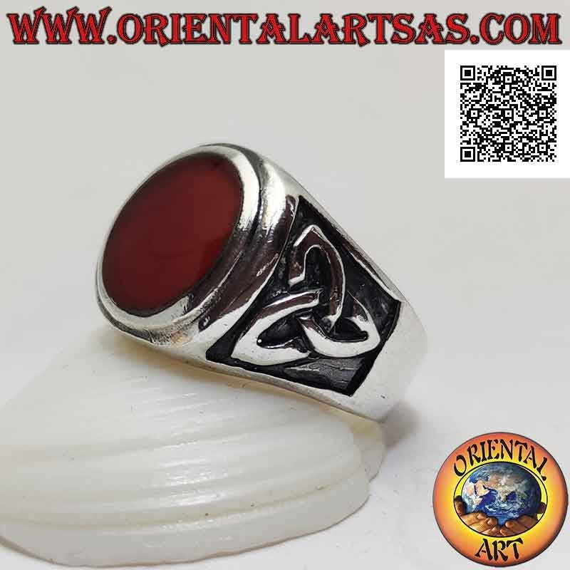 Silberring mit rundem Karneol bündig mit erhabener Kante und Basrelief-Triquetra an den Seiten