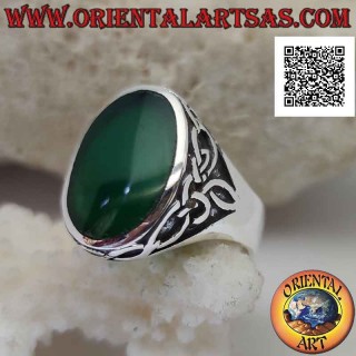 Silver ring with oval green agate and crown of Celtic knots in bas-relief on the sides