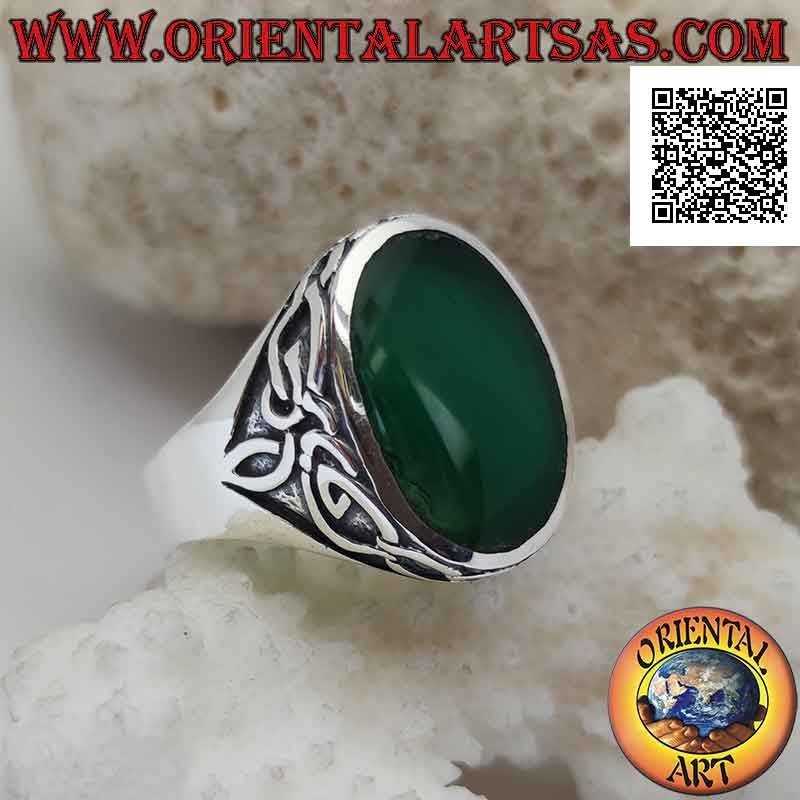 Bague en argent avec agate verte ovale et couronne de noeuds celtiques en bas-relief sur les côtés