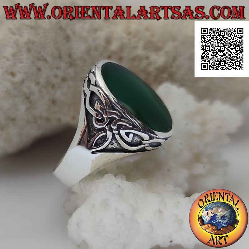 Silver ring with oval green agate and crown of Celtic knots in bas-relief on the sides