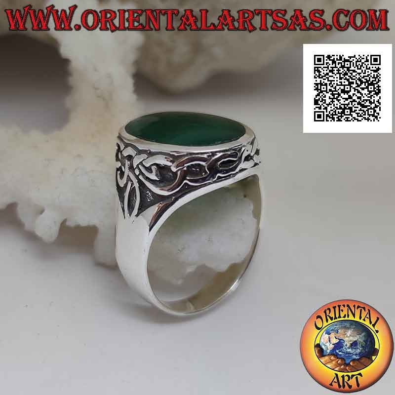 Bague en argent avec agate verte ovale et couronne de noeuds celtiques en bas-relief sur les côtés