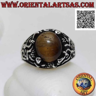 Anillo de plata con ojo de tigre ovalado cabujón engastado con decoración floral en los laterales