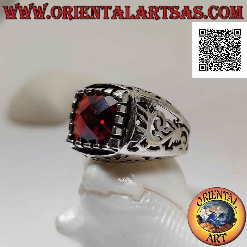 Anello in argento con granato sfaccettato incastonato in un quadrato contornato da decoro traforato