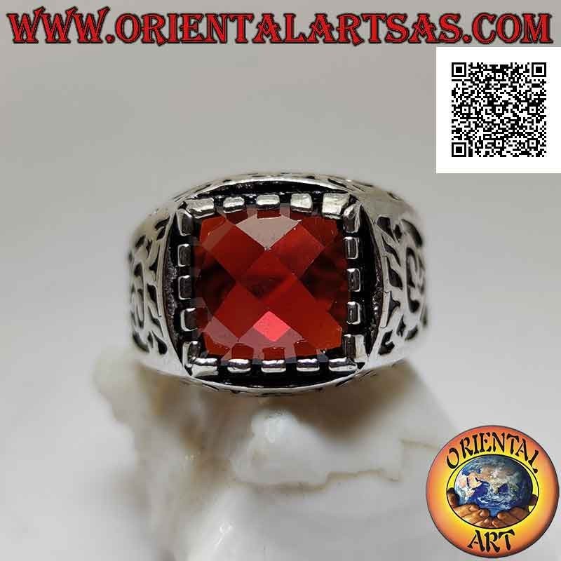 Anello in argento con granato sfaccettato incastonato in un quadrato contornato da decoro traforato