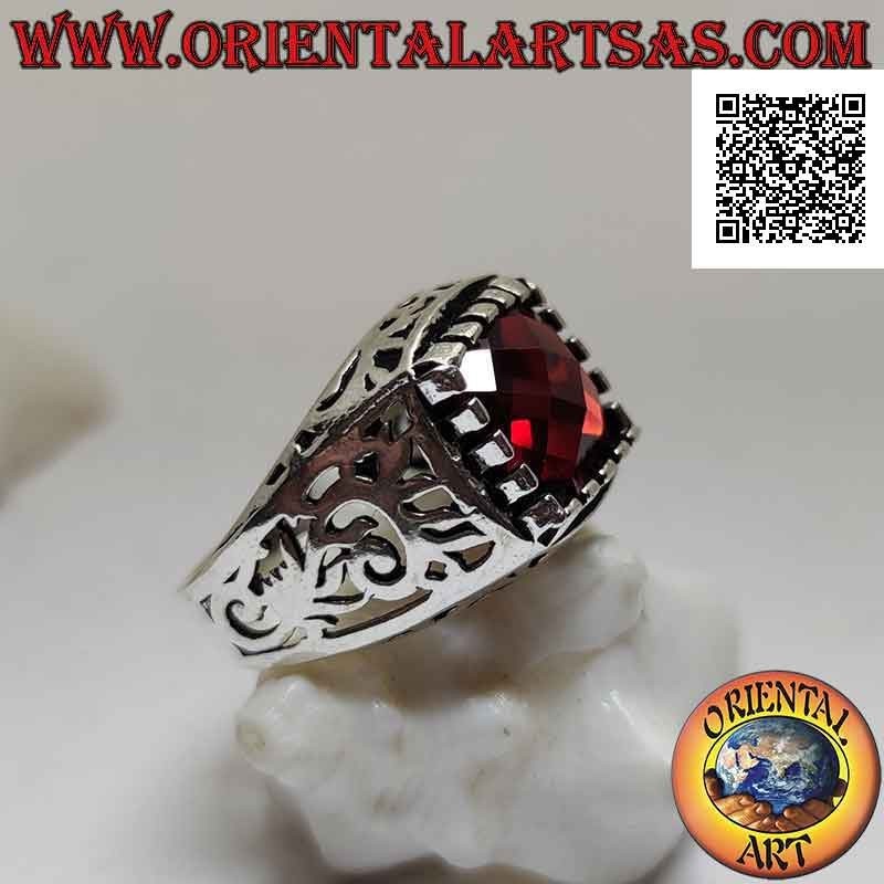 Anello in argento con granato sfaccettato incastonato in un quadrato contornato da decoro traforato