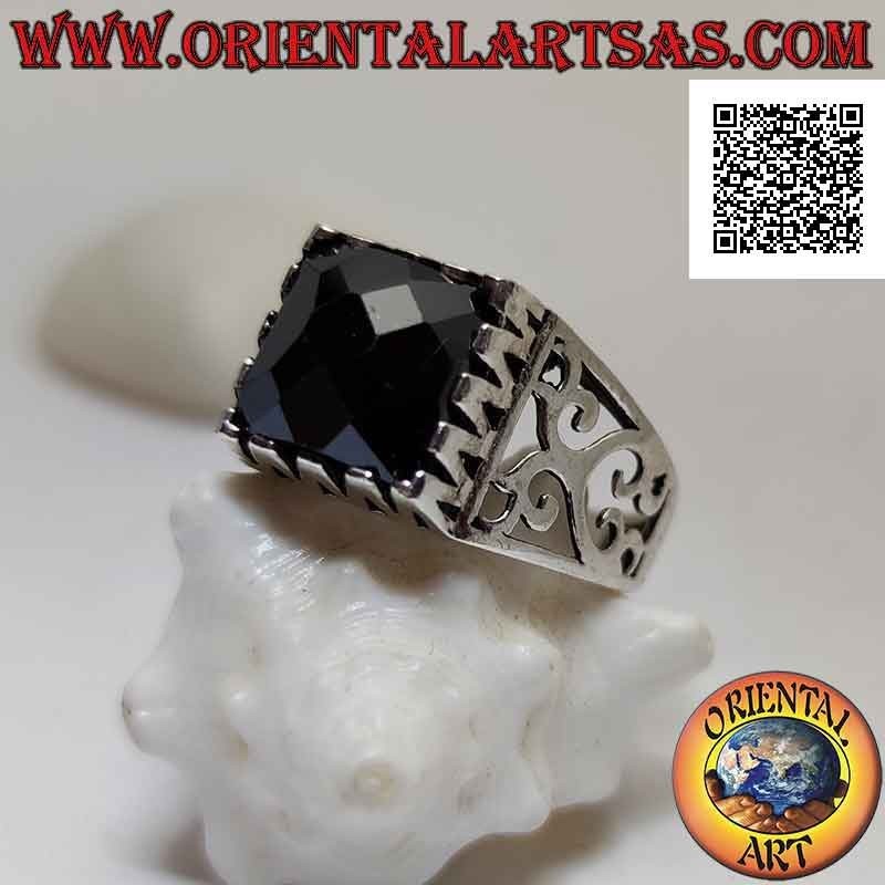 Bague en argent avec spinelle facettée sertie dans un carré entouré d'un décor ajouré