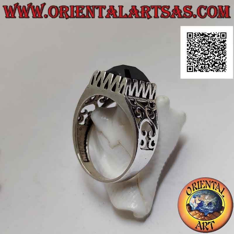 Anillo de plata con espinela facetada engastada en un cuadrado rodeado de decoración calada