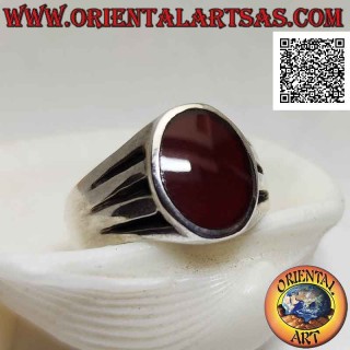 Anello in argento liscio con corniola ovale a filo bordo e tripla linea orizzontale crescente incisa sui lati