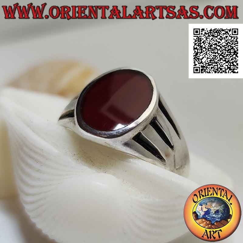 Bague en argent lisse avec cornaline ovale au ras du bord et ligne horizontale triple croissant gravée sur les côtés