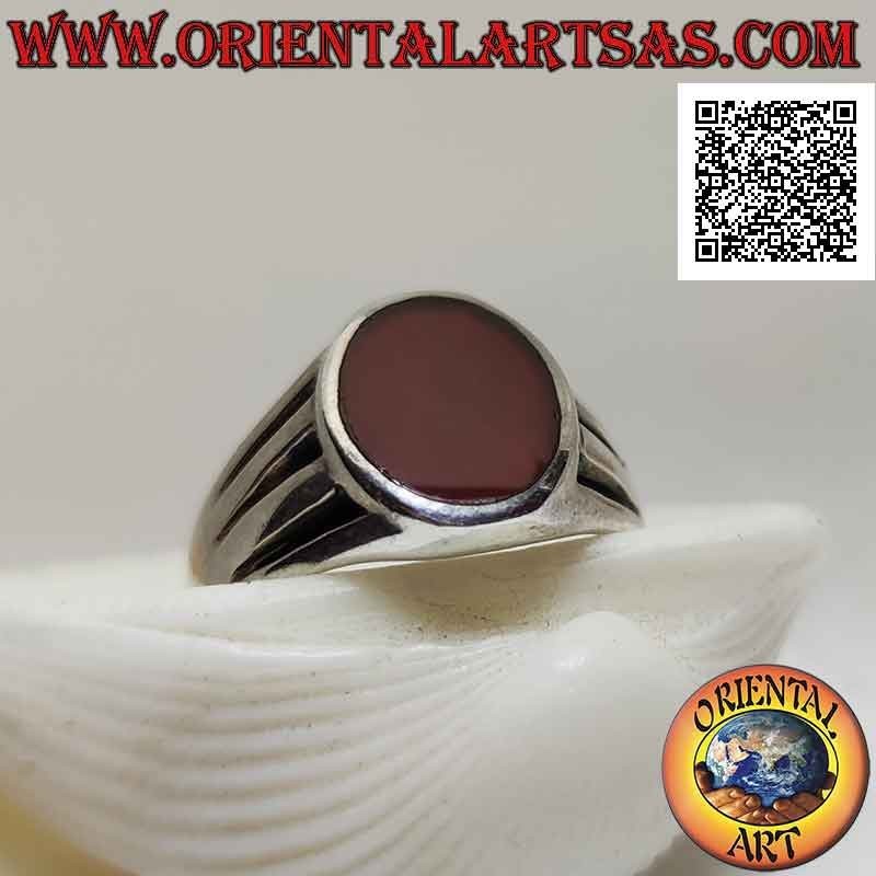 Anello in argento liscio con corniola ovale a filo bordo e tripla linea orizzontale crescente incisa sui lati
