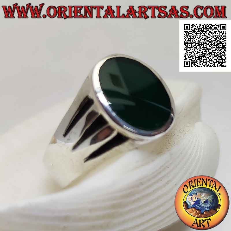 Anillo de plata lisa con ágata verde al ras del borde y triple línea de media luna grabada en los lados