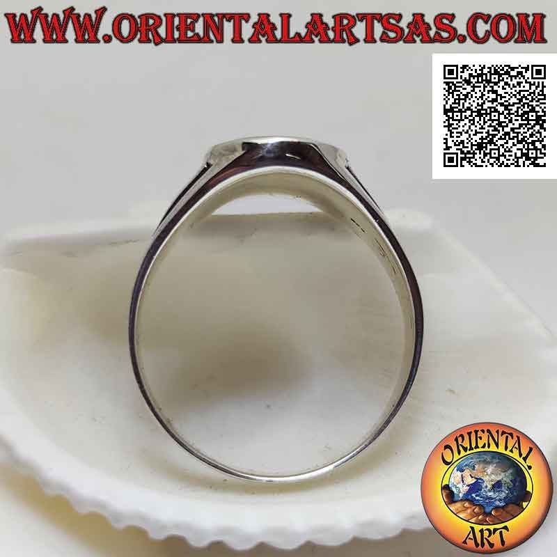 Anillo de plata lisa con ágata verde al ras del borde y triple línea de media luna grabada en los lados